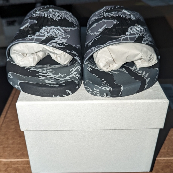 Moncler Basile Charcoal Slide - Picture 2 of 6